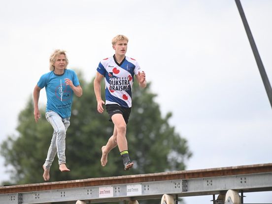 Coachende heit helpt fierljepper Germ Terpstra: "As lytse poppe woe hy al klimme"