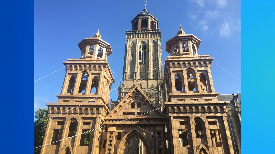 De kartonnen kerk die in Deventer is gebouwd op het Grote Kerkhof is klaar