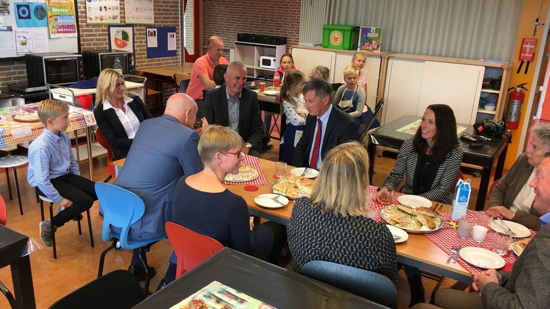 De luxe lunch van de leerlingen smaakte prima (Rechten: Serge Vinkenvleugel / RTV Drenthe)