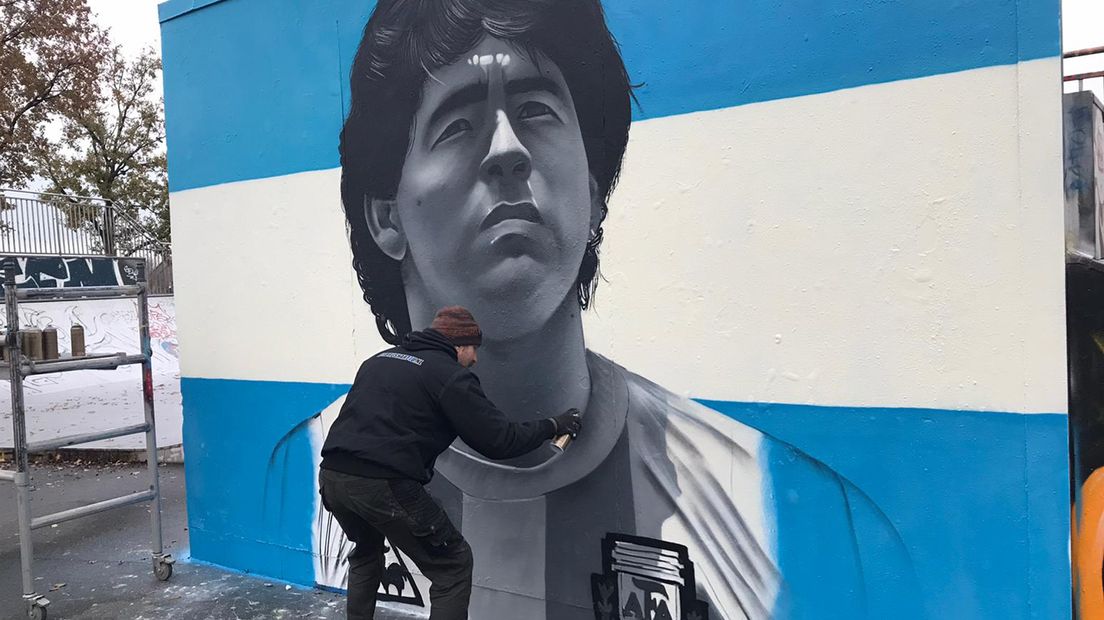 De Argentijnse voetballer Diego Armando Maradona prijkt op de skatebaan in Vathorst.