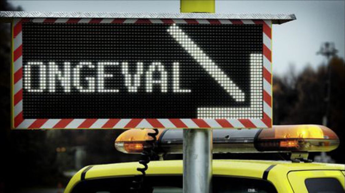 Auto over de kop op A50 bij Hattem