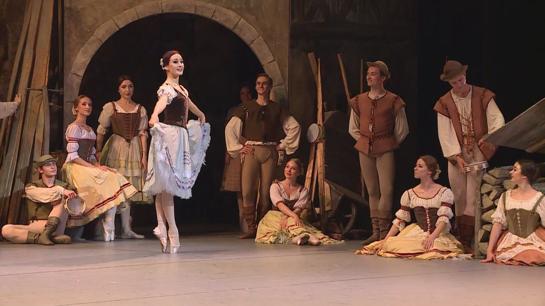 Een scène uit de balletklassieker 'Giselle' tijdens een repetitie in Theater Castellum