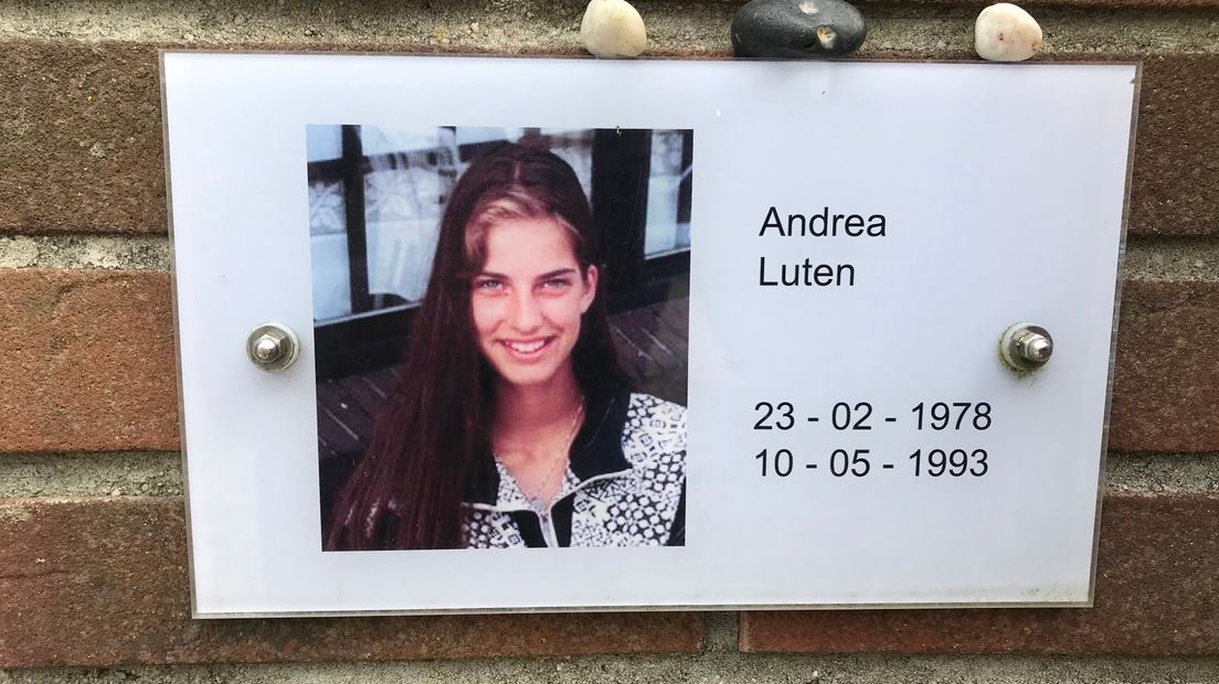 Het herdenkingsbordje van Andrea Luten op de Muur tegen Geweld (Rechten: Margriet Benak / RTV Drenthe)