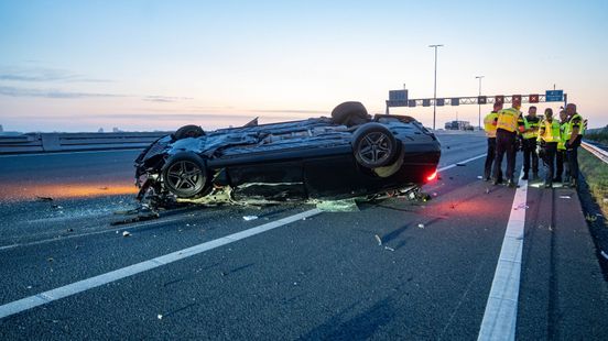 Auto twee keer over de kop op snelweg