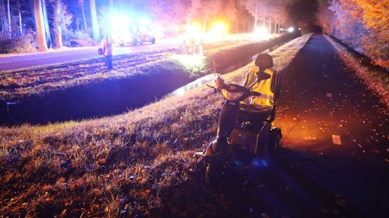 Vrouw met scootmobiel de sloot in