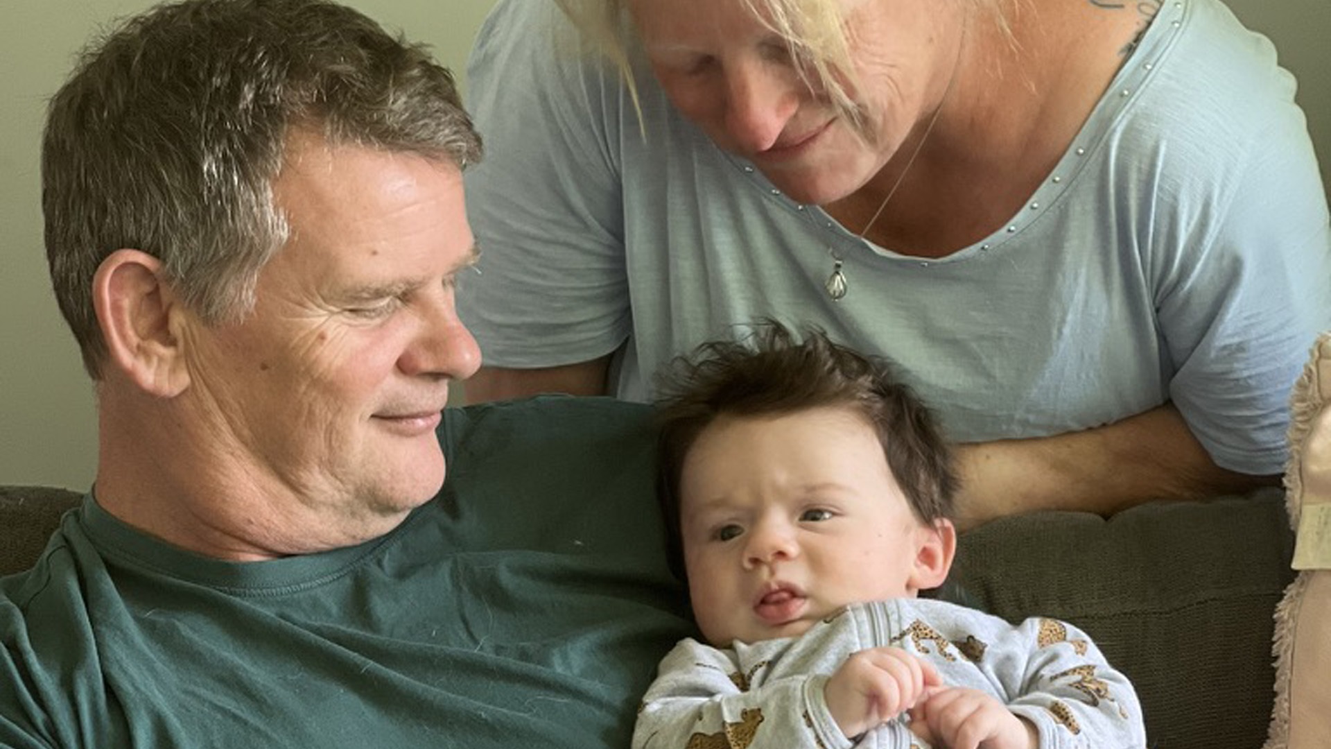 Met haar man Charles en kleinzoon Abel, de eerstgeborene van een nieuwe generatie in Nieuw-Zeeland