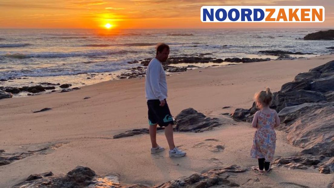 Willem Straat met dochter Norah op een strand in Portugal