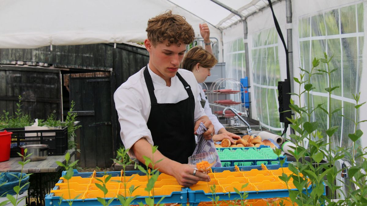 Studenten koken in de dorpstuin: "Krom en vuil, maar veel lekkerder dan van de groothandel"