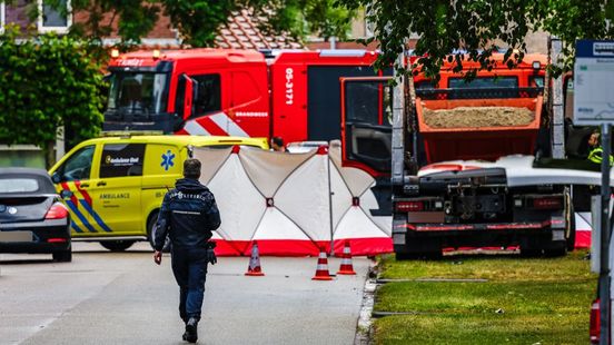 Fietser overleden na aanrijding met vrachtwagen in Almelo. Fietser overleden na aanrijding met vrachtwagen in Almelo.