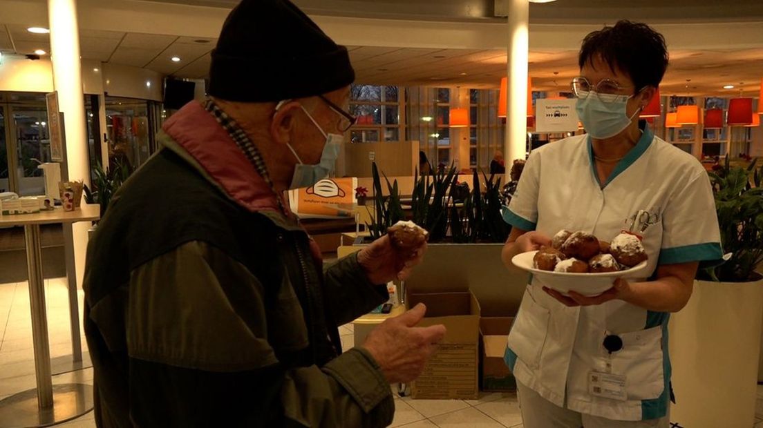 Oliebollen verkopen voor het goede doel.