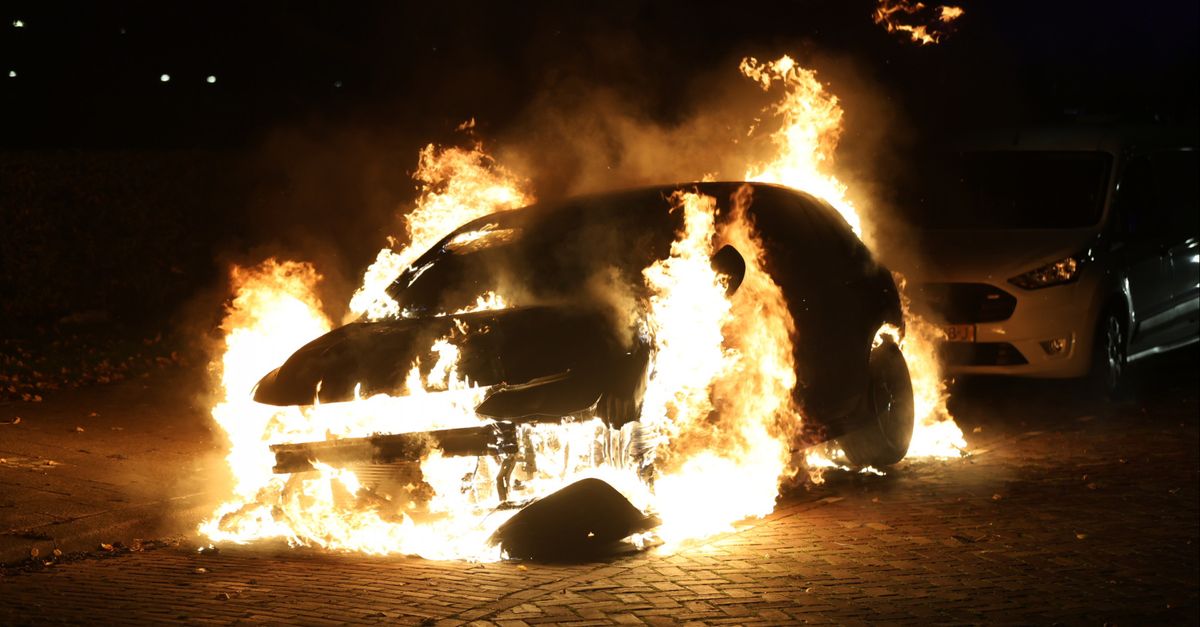 Omwonende hoort 'hele harde knallen' voor autobrand: 'Het wordt steeds