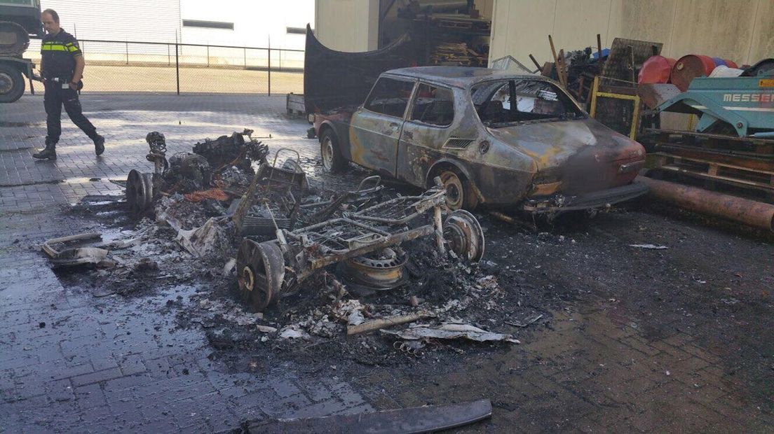Twee auto's gingen in vlammen op