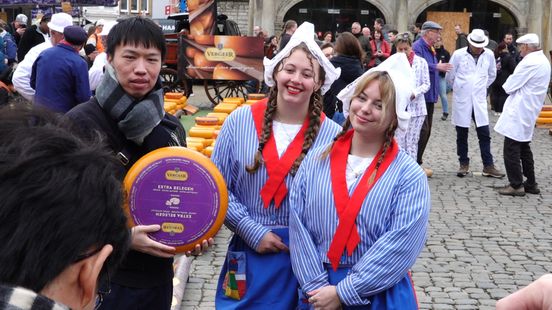 Handjeklap, kaas en toeristen: het seizoen op de Goudse Markt is van start Home
