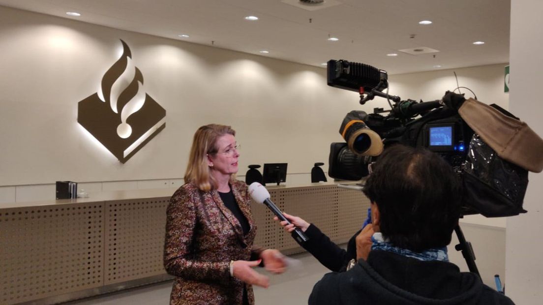 Burgemeester Krikke staat de pers te woord na de bizarre Nieuwjaarsnacht op Scheveningen
