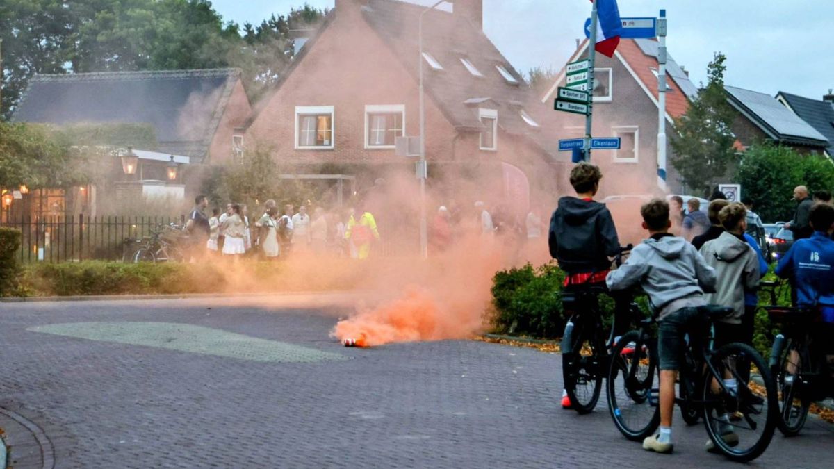 Anti-azc-protest escaleert: ME grijpt in, meer dan tien arrestaties