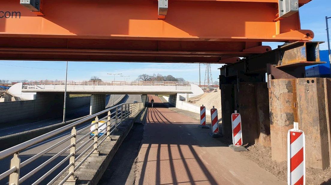 De tijdelijke brug over de N35 bij Zwolle