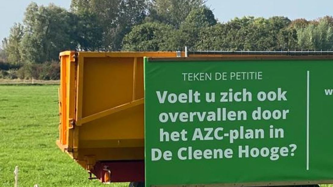 Protestbord in De Cleene Hooge tegen komst azc