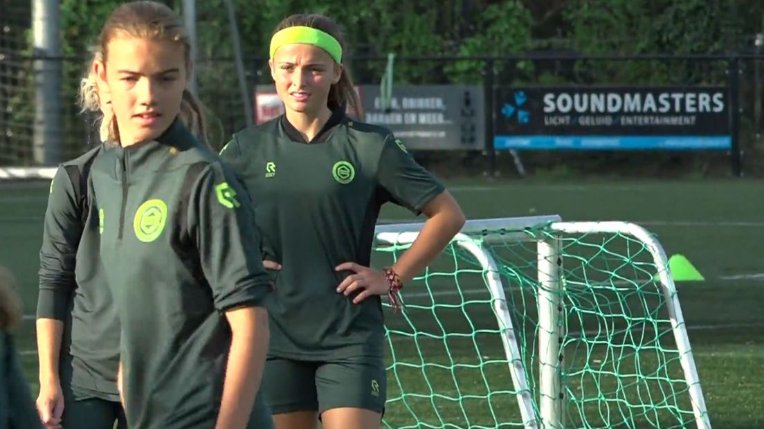 Meiden in actie bij een training van FC Groningen
