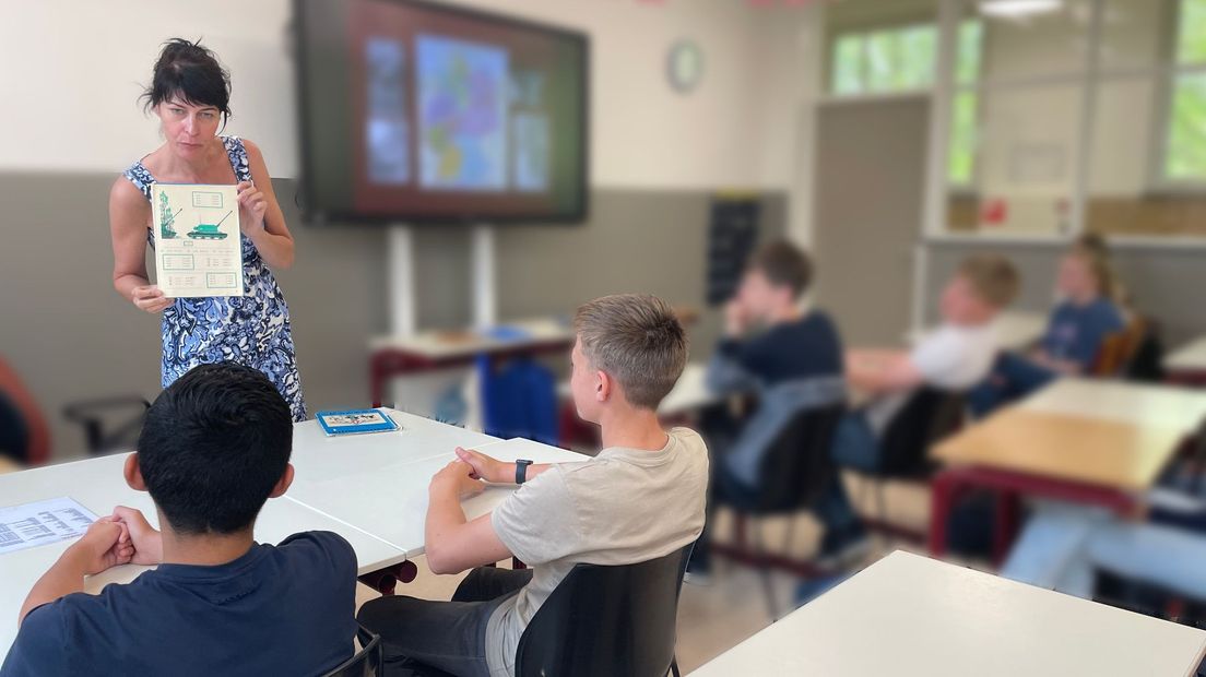 Rekenen met tanks: Anja laat een Oost-Duits schoolboek zien in de klas