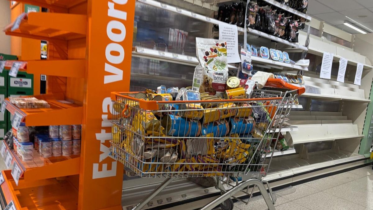 Lekkage zorgt voor waterschade in supermarkt in Leeuwarden