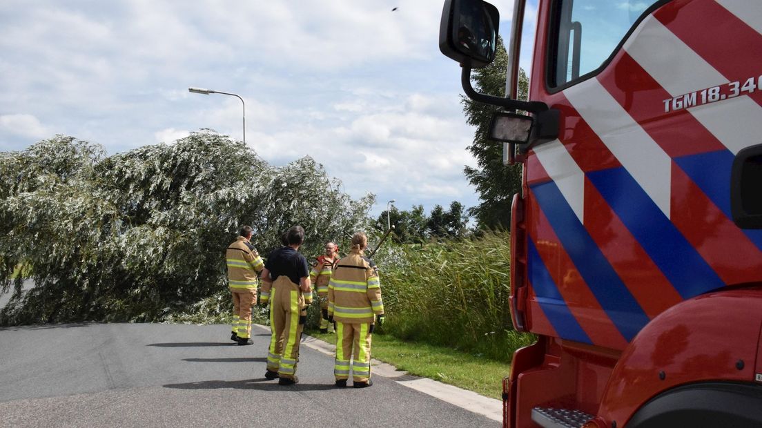 Omgevallen boom blokkeert de weg in Hardenberg