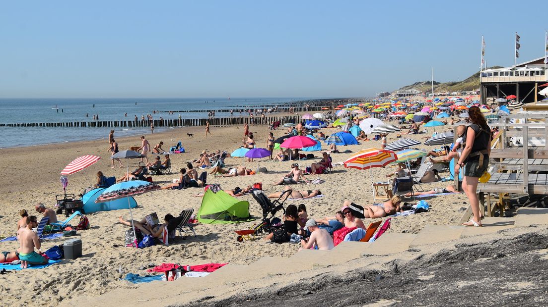 Verkoeling zoeken op het strand in Zoutelande