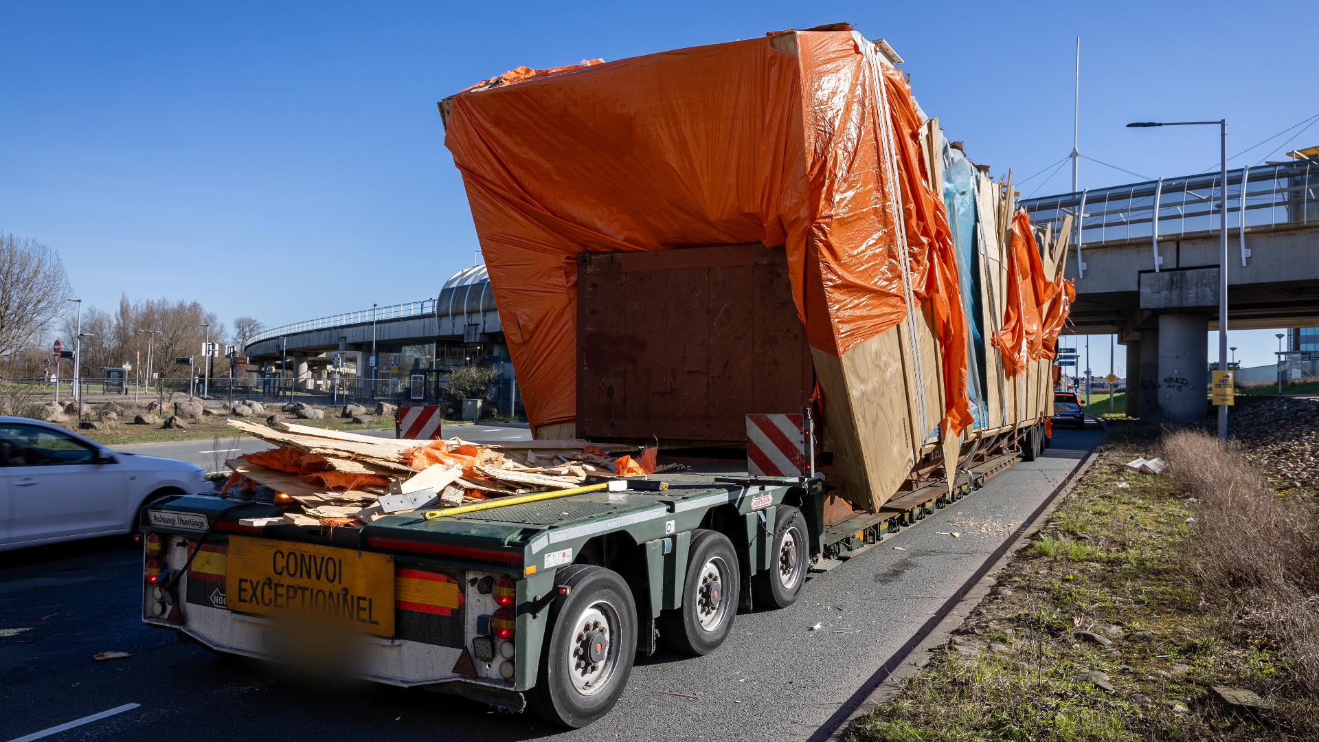 Door de aanrijding is de lading op de vrachtwagen flink verschoven.