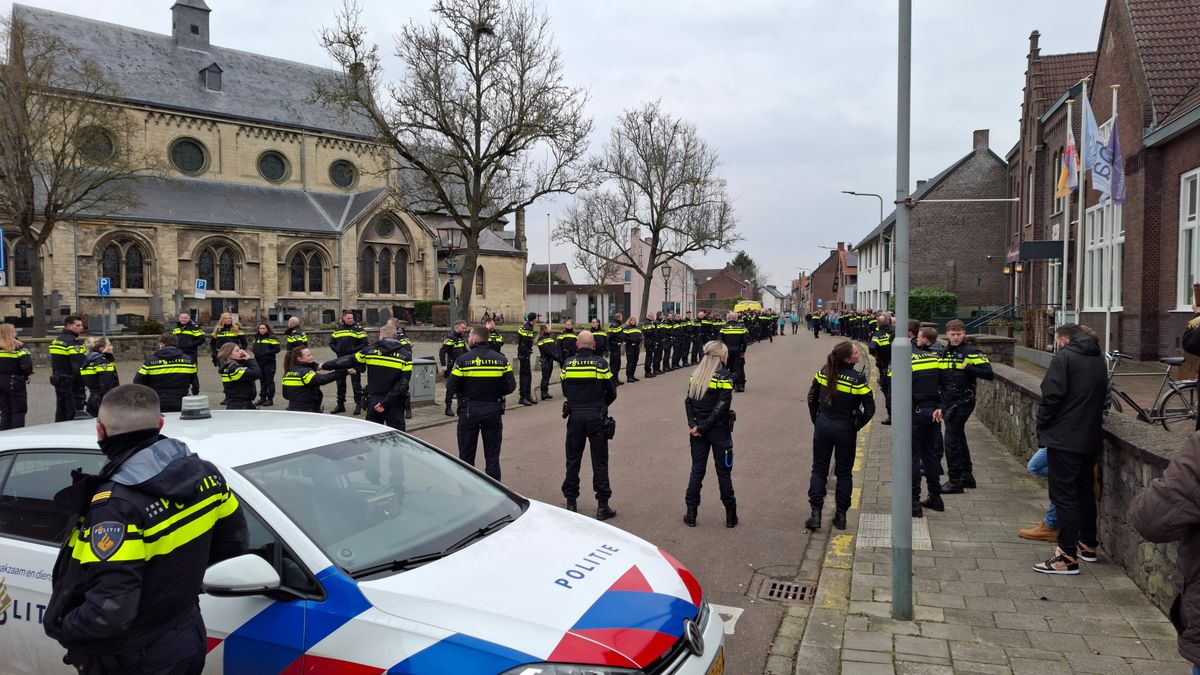 Politieagenten vormen erehaag in Nieuwstadt voor overleden collega