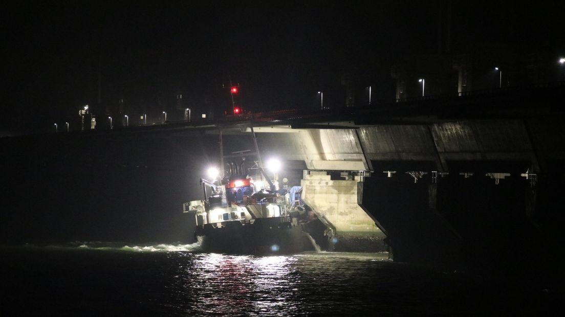 Baggerschip tegen Oosterscheldekering