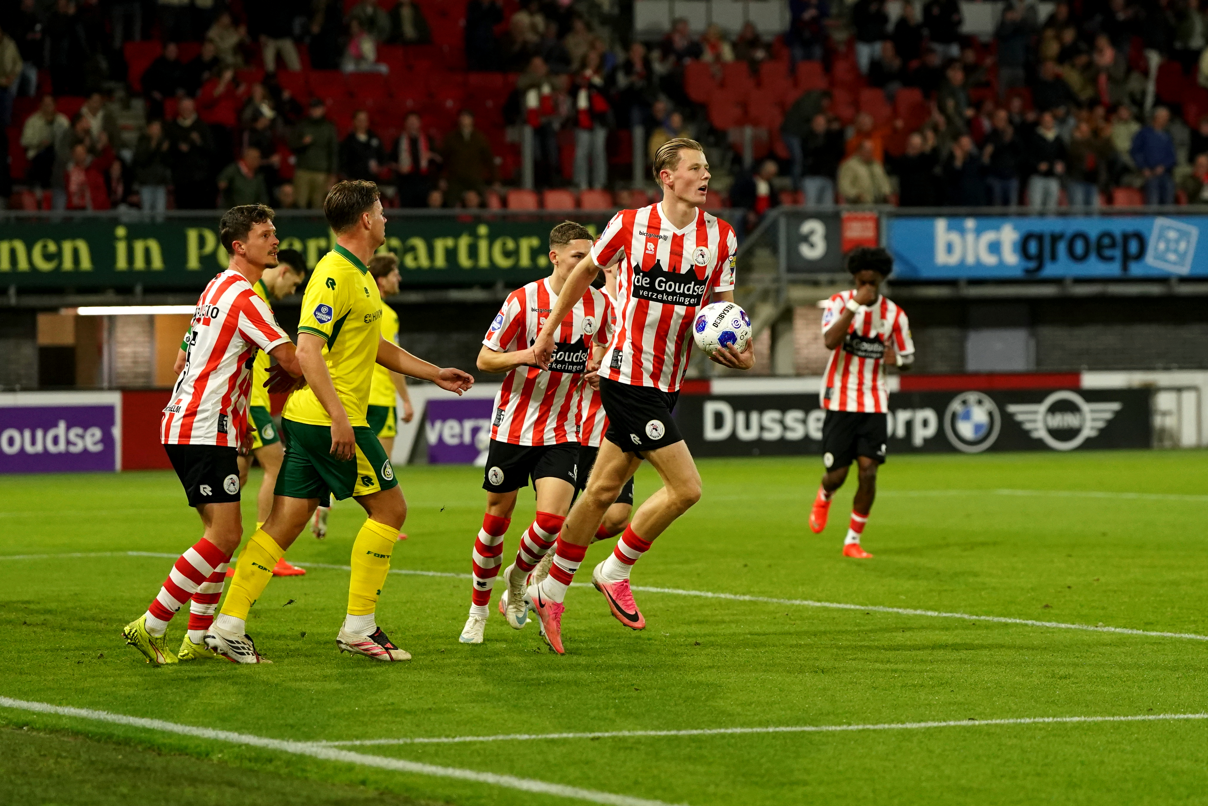 Milan Zonneveld kopt de 1-0 binnen.