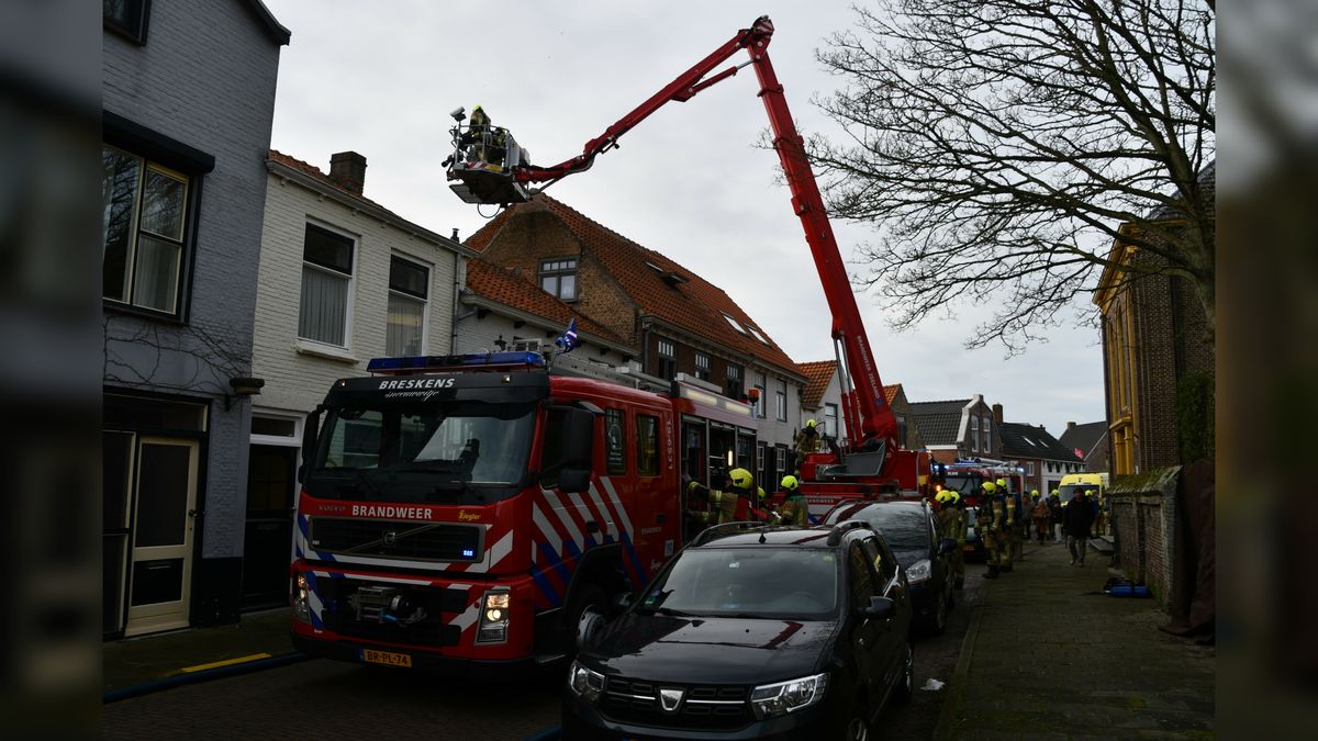Schoorsteenbrand in monumentaal pand Groede, twee mensen naar ziekenhuis