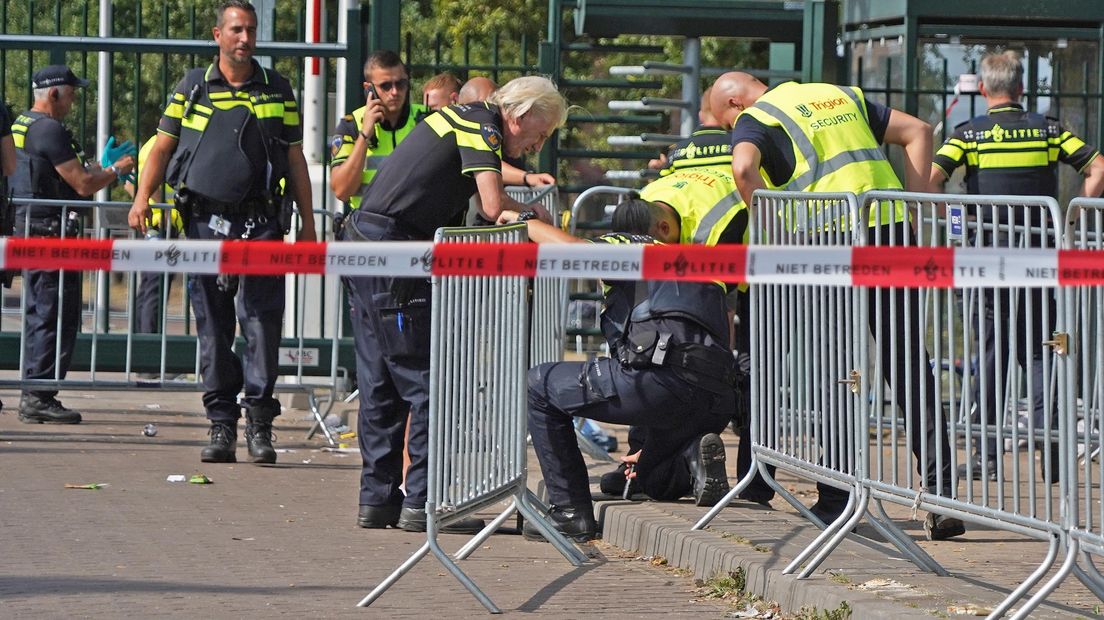 De politie doet onderzoek bij het azc in Ter Apel