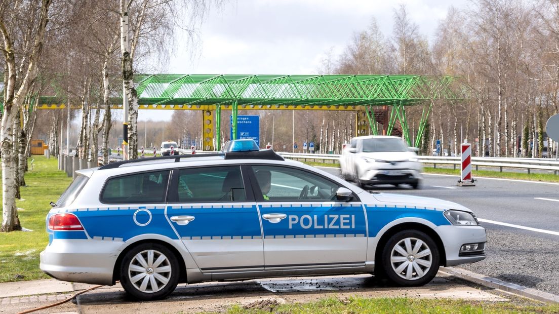 Een Duitse politiewagen net over de grens in de gemeente Leer