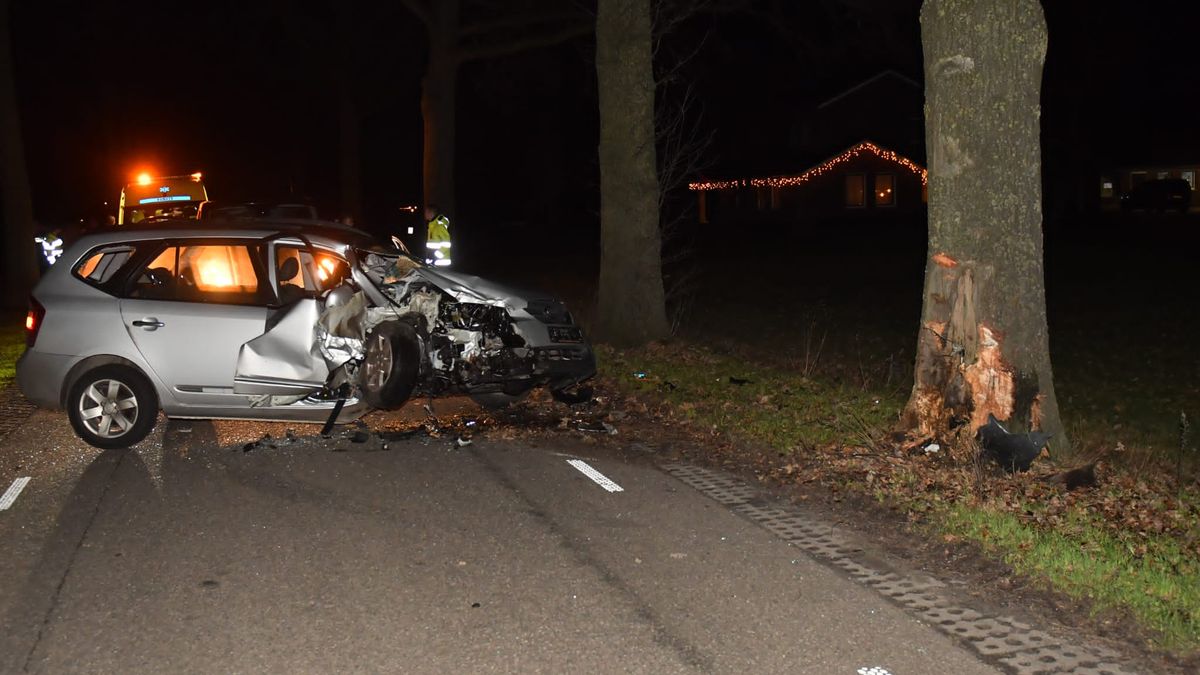 Auto knalt tegen boom in Vredepeel: man raakt gewond