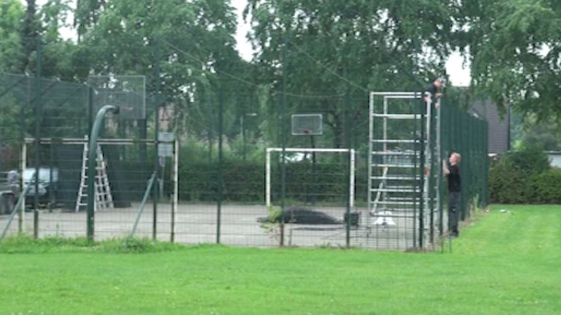 In de Van de Goesstraat in Duiven is maandag begonnen met het afbreken van de voetbalkooi.De hekken werden verwijderd en dinsdag zal ook de betonnen vloer worden gesloopt.