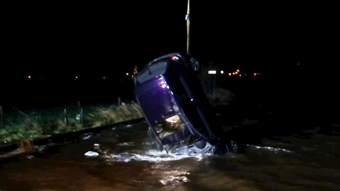 Auto te water bij veerpont Zwartsluis