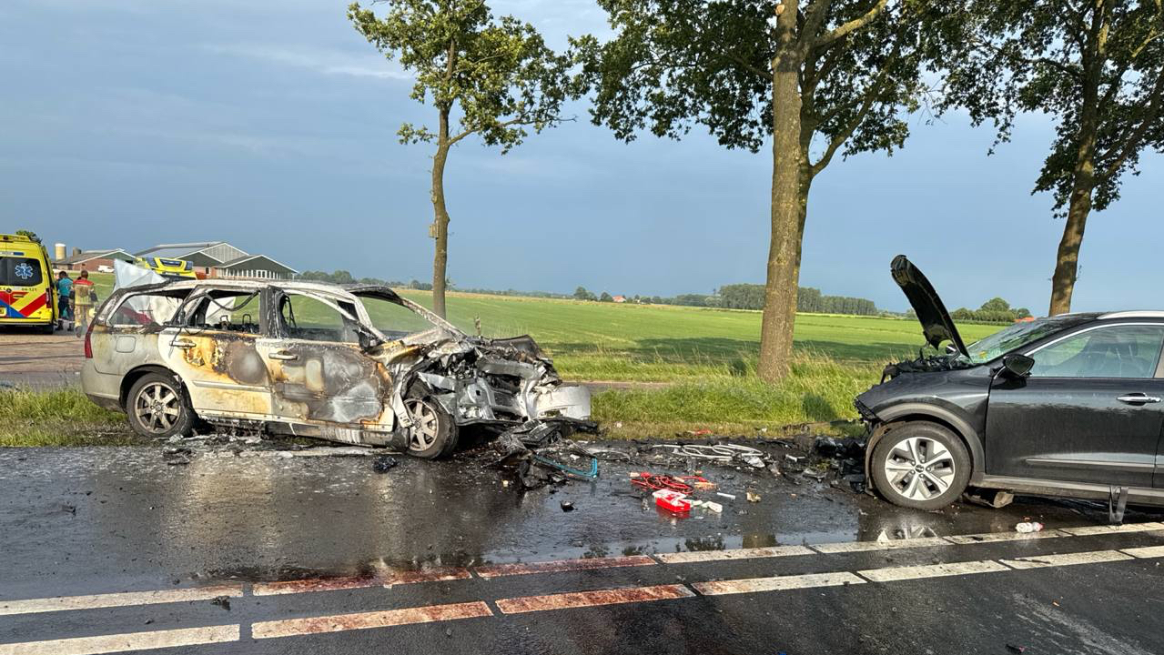112 Nieuws: Man (51) uit Olst-Wijhe overleden bij frontale botsing op N337 bij Wijhe | Bestelbus rijdt tuin in en veroorzaakt ravage