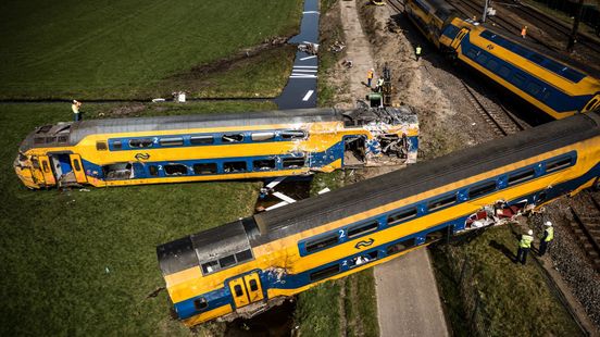 Twee treinstellen van ongeluk in Voorschoten via spoor afgevoerd. Twee treinstellen van ongeluk in Voorschoten via spoor afgevoerd.