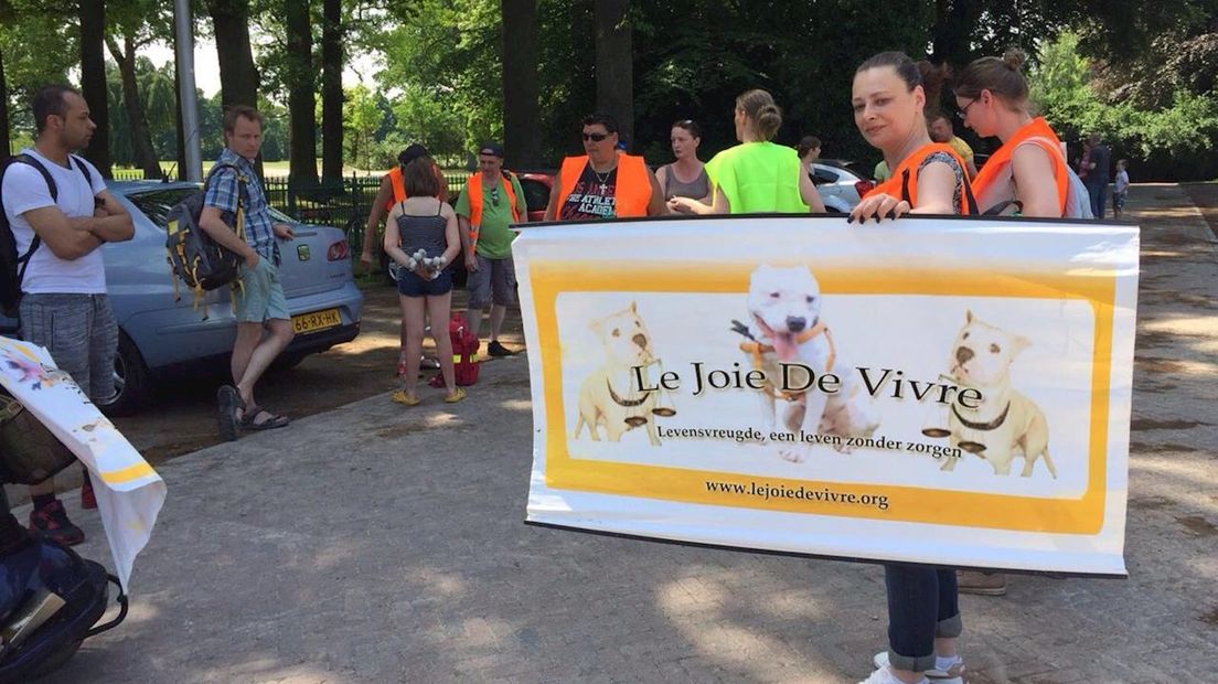 Protestmars hondeneigenaren bij Volkspark Enschede