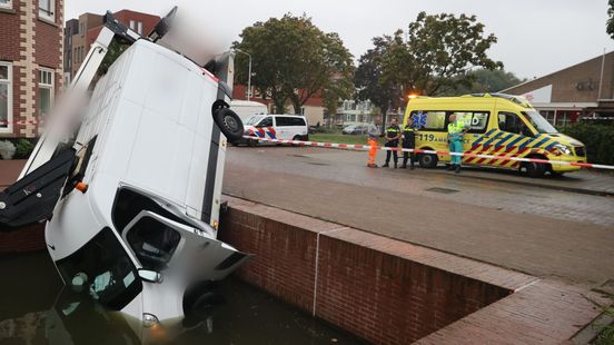 Hoogwerker in gracht, gemeente aansprakelijk: 'Knap om water in te rijden' Home