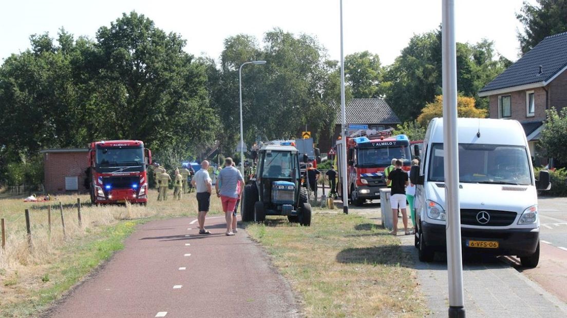 Auto rijdt elektriciteitshuisje binnen in Wierden