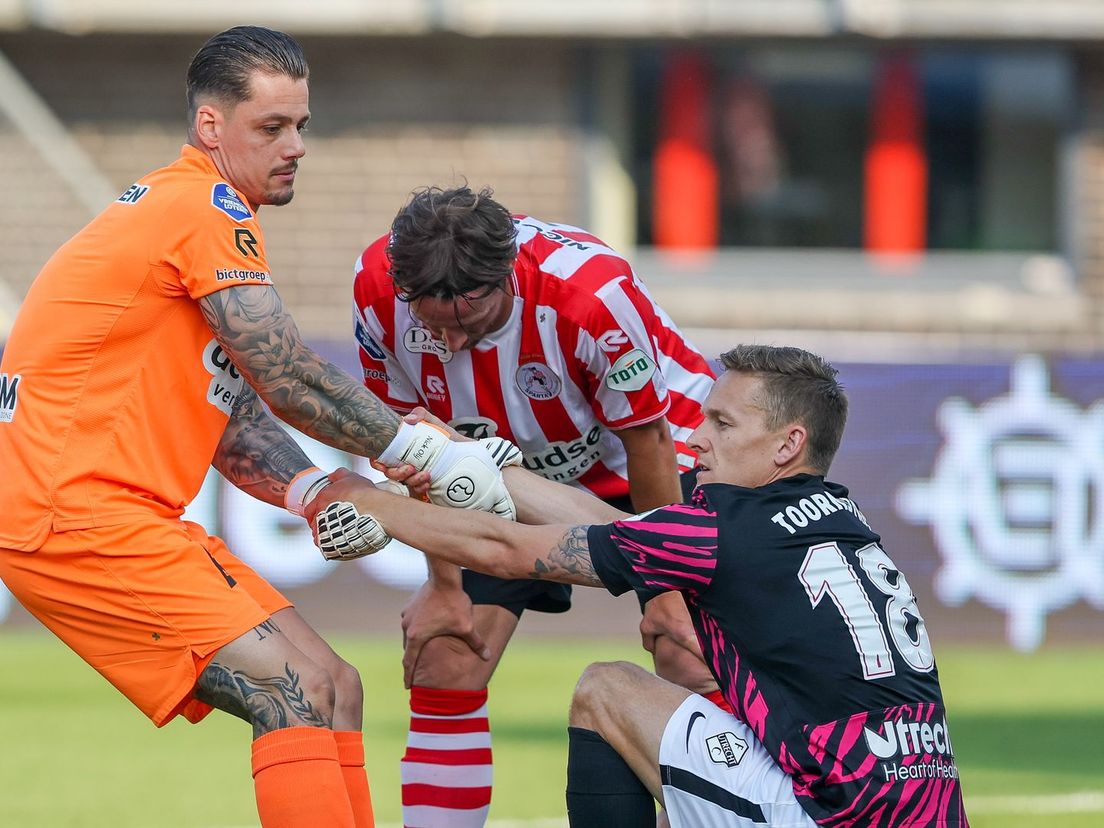Sparta-doelman Nick Olij helpt FC Utrecht-middenvelder Jens Toornstra overeind