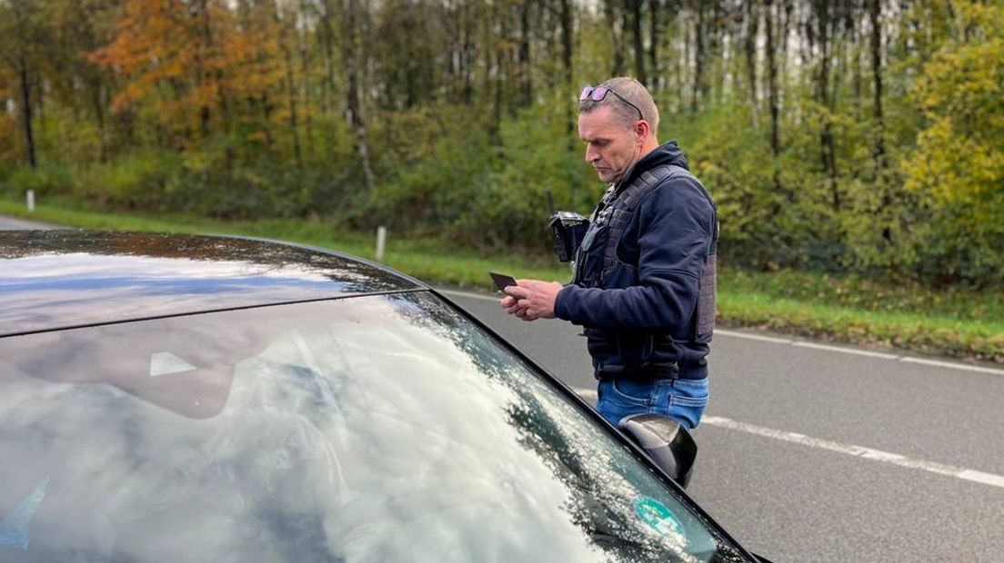 Luitenant Bert Bruins controleert een Chinese toerist