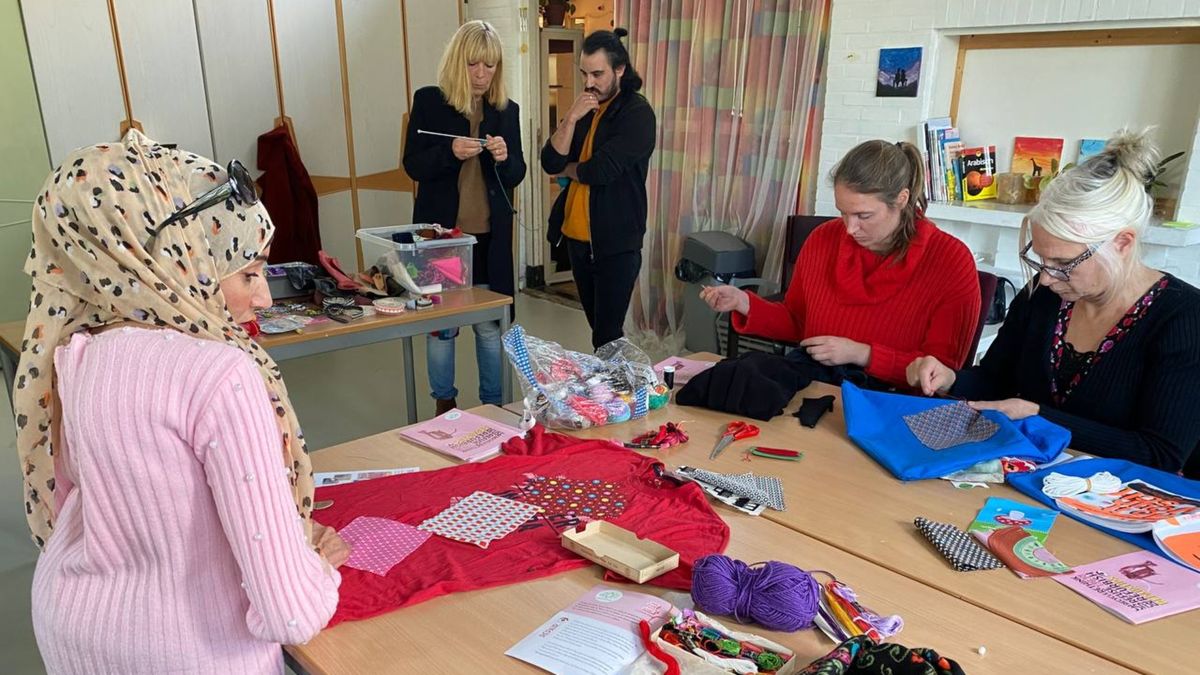 Kledingworkshop om afval te verminderen: 'Misschien kan ik er nog iets