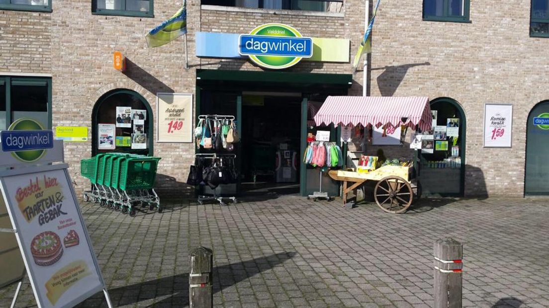 Supermarkt de Dagwinkel in Velddriel heeft 't moeilijk. Daarom verspreidt eigenaar Miranda van der Linden huis-aan-huis een flyer met de oproep vooral in haar lokale supermarkt de boodschappen te komen doen.