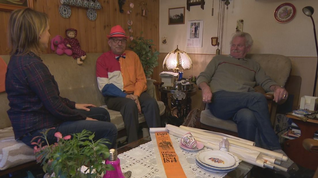 Het echtpaar Herman Brand (69) en Jan Geitenbeek (62) krijgen de slaapkamer deur niet eens meer dicht, zo vol staat het huis met alles wat te maken heeft met het Koninklijk Huis. De mannen hebben meer dan 5400 spullen van de Oranjes in hun verzameling.