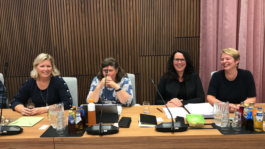 Mirjam Pauwels(links) in haar nieuwe wethoudersploeg naast Harmke Vlieg, Karin Dekker en Janna Booij (Rechten: RTV Drenthe)