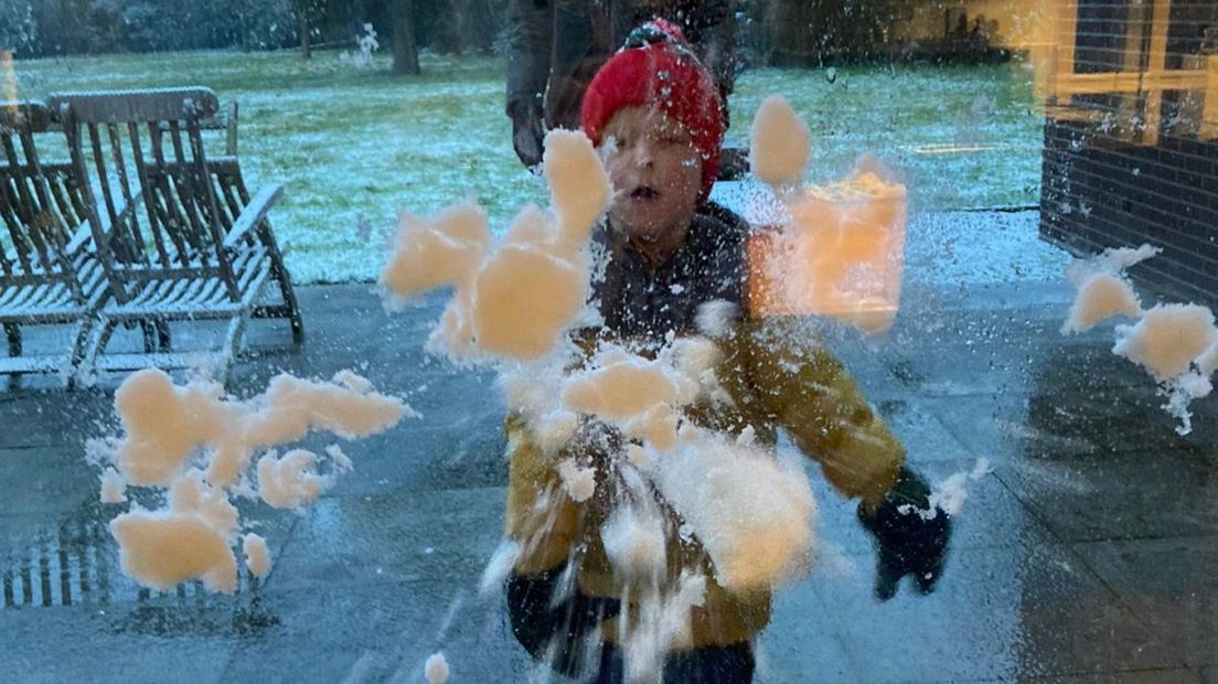 Hopsakee! Voor de kleinzoon van Paul Stevens is het de eerste keer sneeuwballen gooien