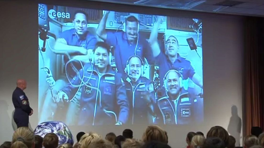 André Kuipers vertelt aan basisschoolleerlingen over zijn tijd in de ruimte.