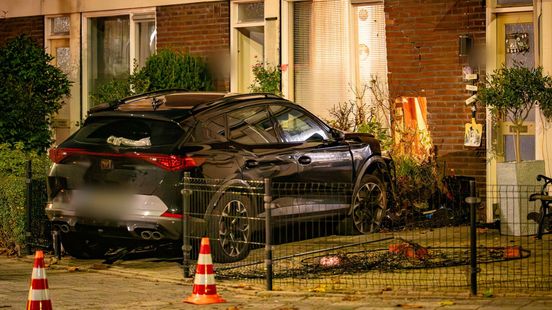 Auto rijdt huis binnen en inzittenden vluchten
